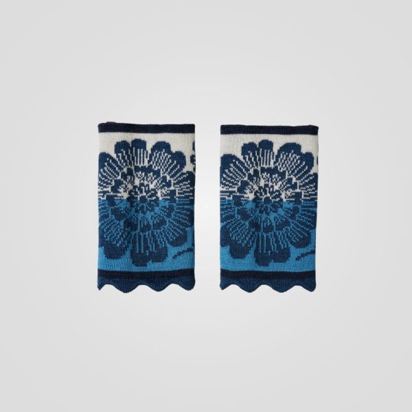 Marit Wristlets White On Blue